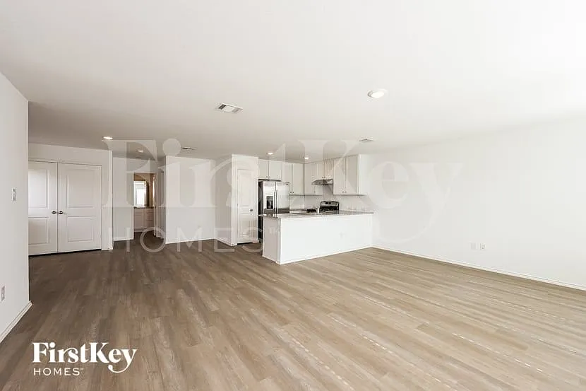 4 bed, 2.0 bath, 1606 sqft, $1,615 — Photo 4