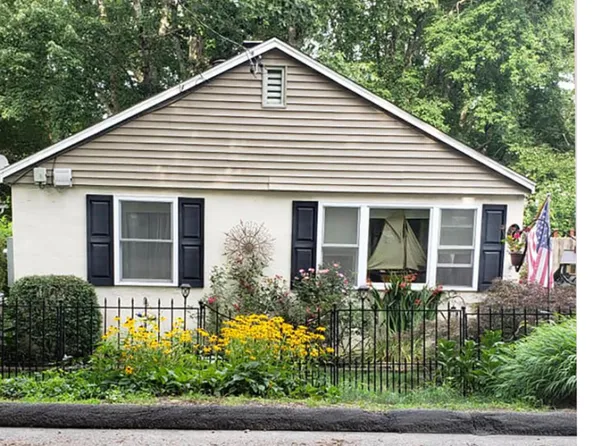 39 Spring Glen Road, East Lyme, CT 06357