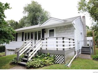 27 Canterbury Ln, New Windsor, NY 12553