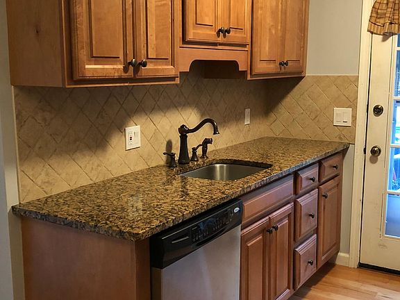 Kitchen - Granite counters and stainless steel appliances