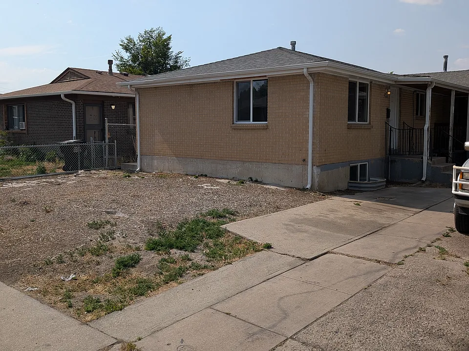 3187 W Center Ave
