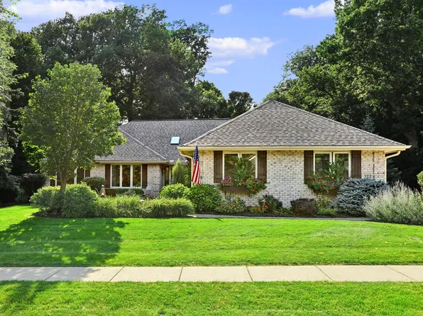 372 River Bluff CIRCLE, Oconomowoc, WI 53066