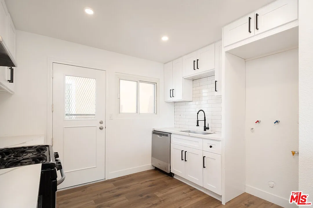 4 bed, 1100 sqft, $3,595 — Photo 3