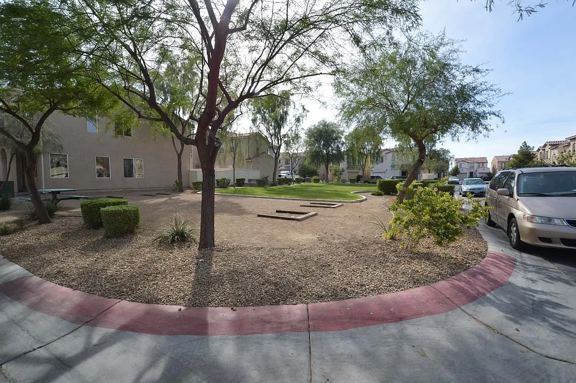 Spacious 3-Bedroom Henderson Home with Dual Garages! — Photo 2