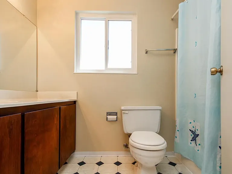 137 Edinburgh Way — Photo 18