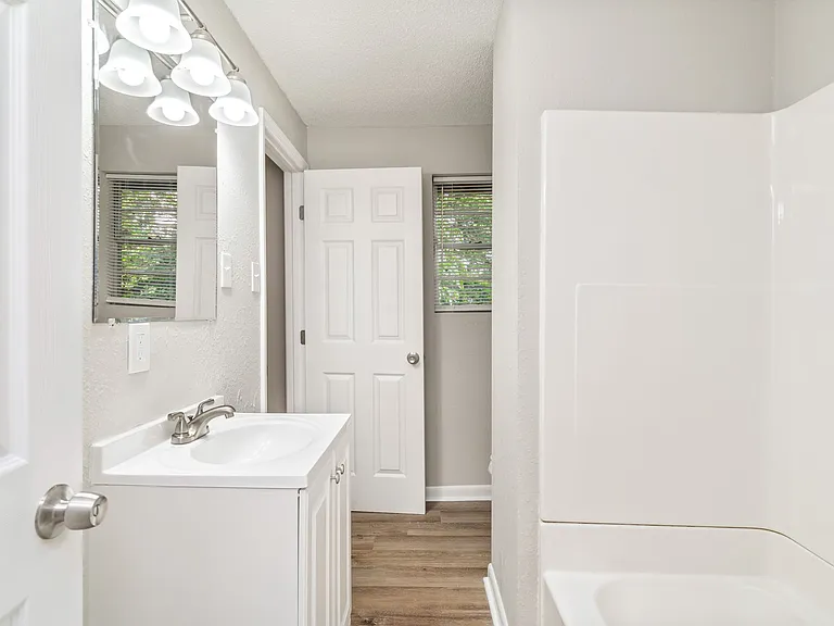 841 Farragut Ave — Photo 10