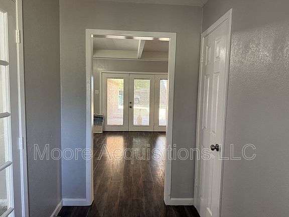 2nd image of 1833 Skyline Dr