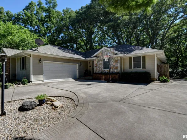 135 Bel Haven Dr, Taylorville, IL 62568