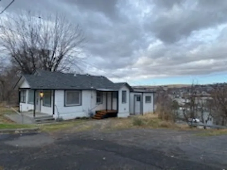 301 SW Isaac Ave — Photo 2