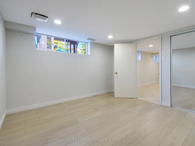 114 Elizabeth Grv — Photo 11