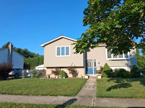 8690 Lillian Dr, Newport, MI 48166