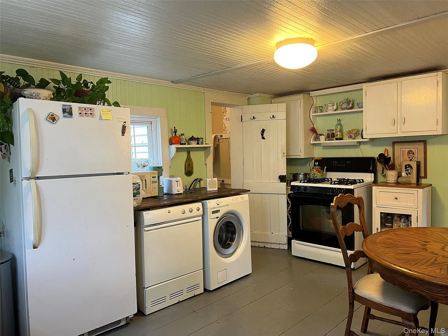 4 bed, 2.0 bath, 2200 sqft, $3,500 — Photo 2