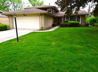 2012 E Wintergreen Ave, Mount Prospect, IL 60056