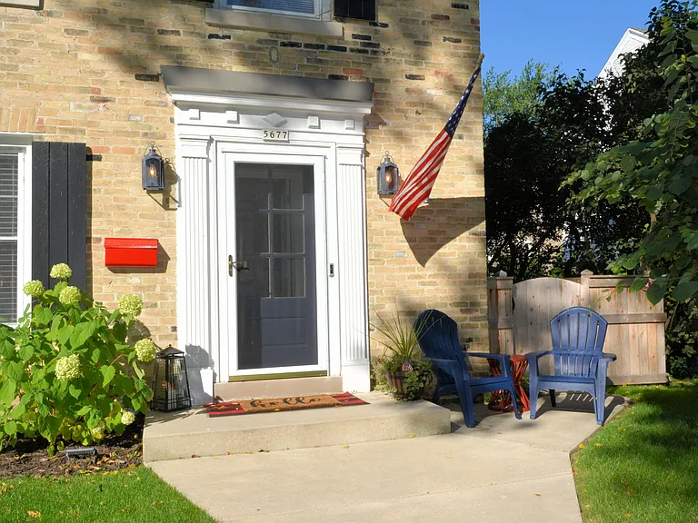 5677 N Consaul Pl — Photo 2