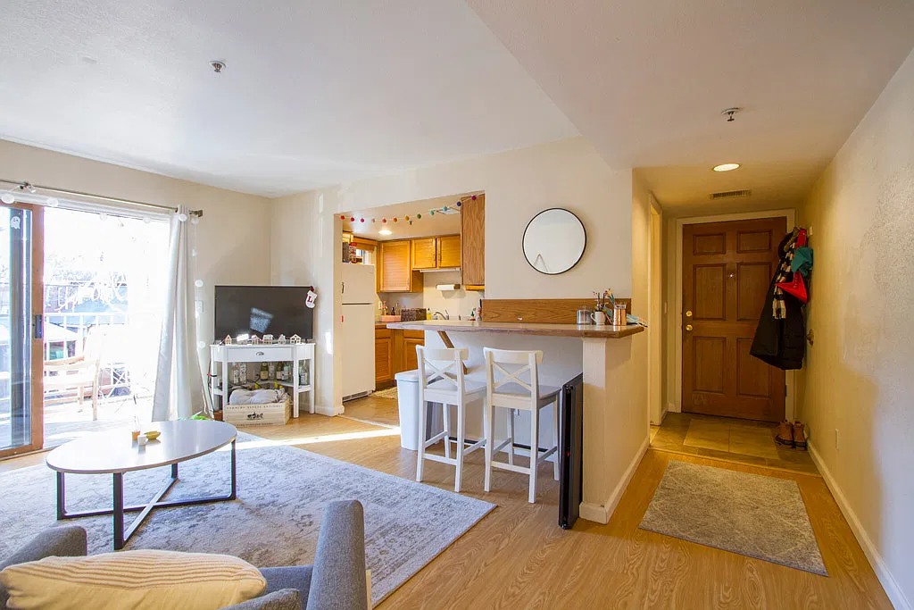3 bed, 1.5 bath, 900 sqft, $5,500 — Photo 1