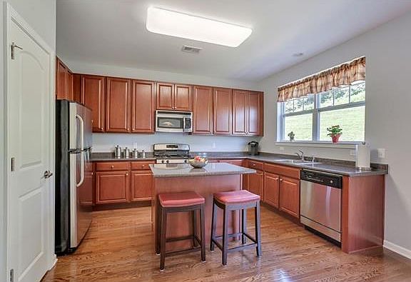 5th image of 2204 Hawthorn Way