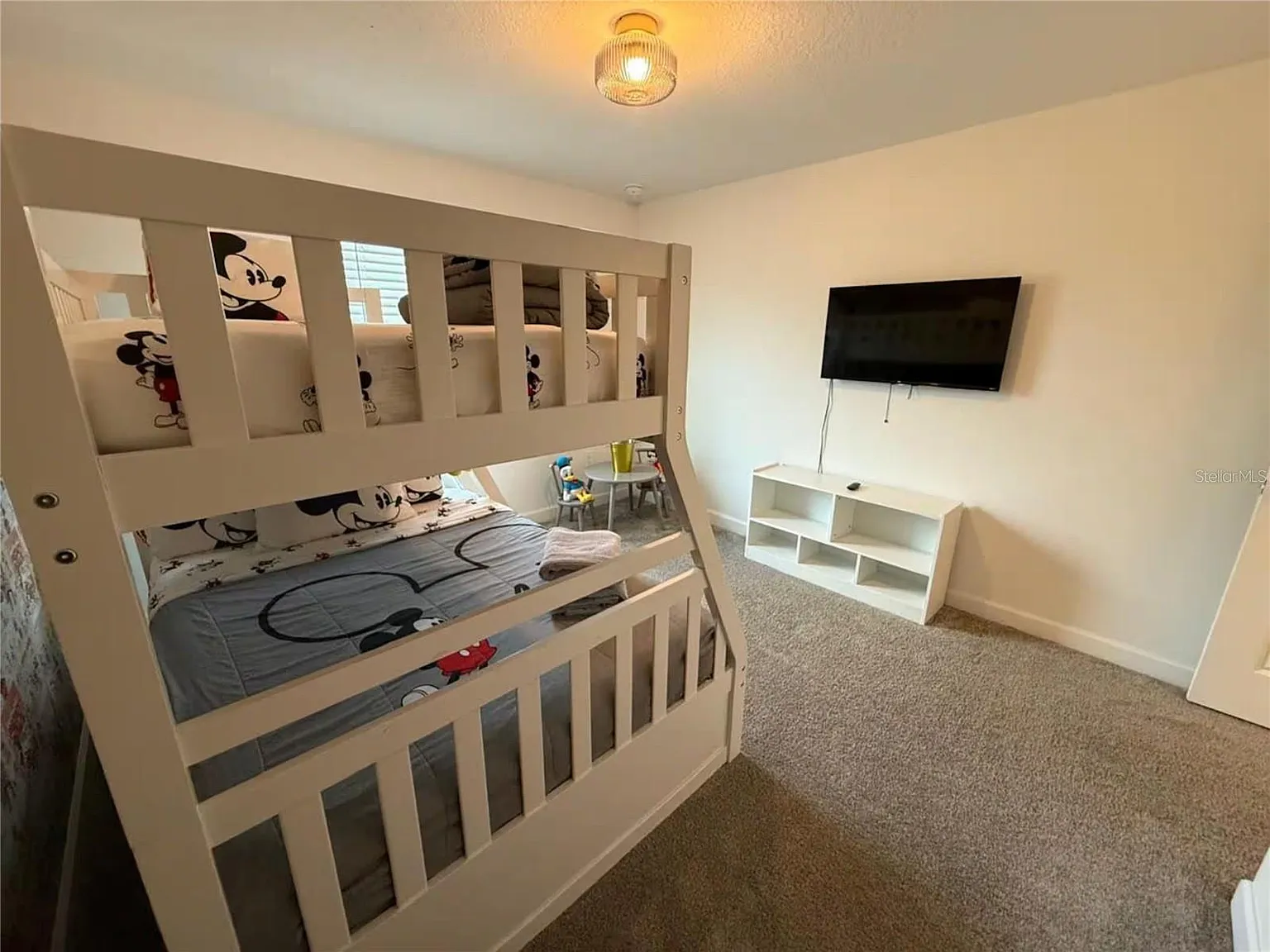 4 bed, 3.0 bath, 1902 sqft, $3,200 — Photo 3
