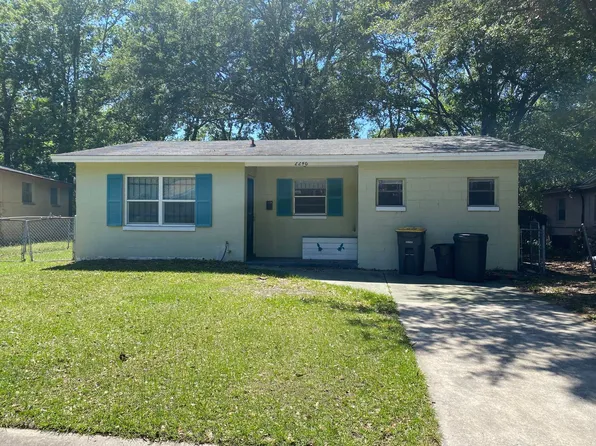 2246 College Cir W, Jacksonville, FL 32209