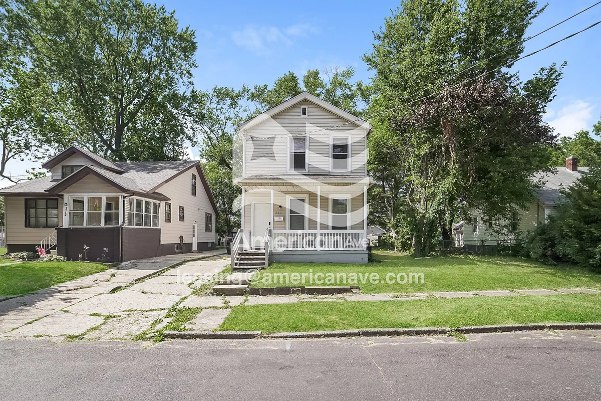 1346879_002_front_view_12851675.jpg - 210 E Maywood Ave