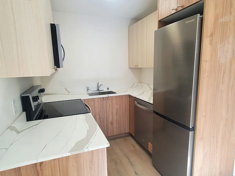 Royal Anne Apartments — Photo 39