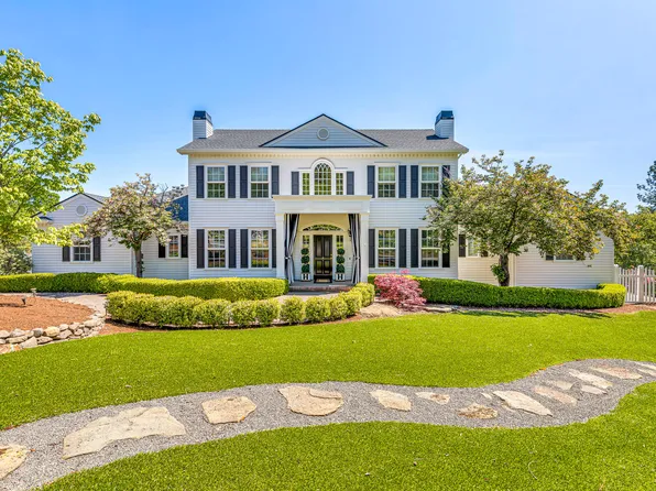 565 Coachman Dr, Jacksonville, OR 97530