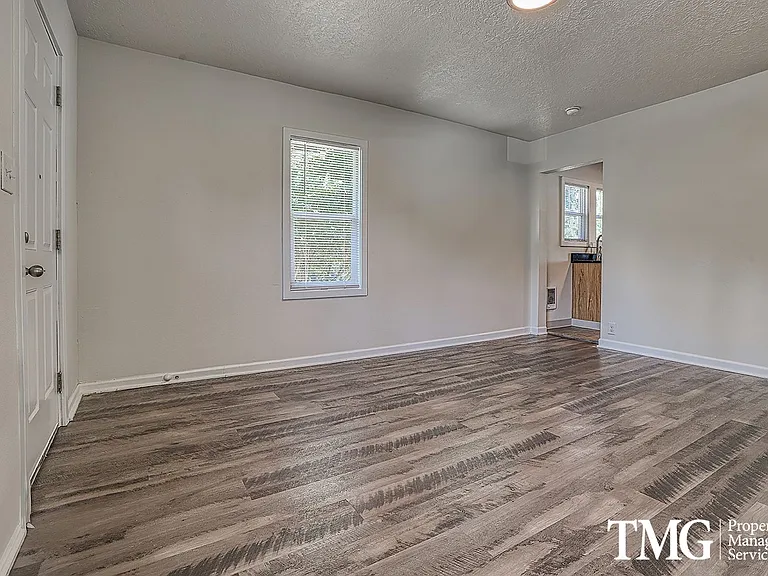 2500 Harney St — Photo 4