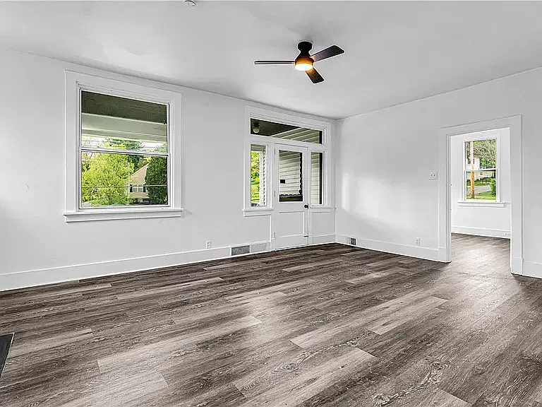 4 bed, 1961 sqft, $2,100 — Photo 2