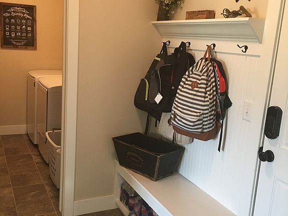 Upstairs mudroom/laundry rm
