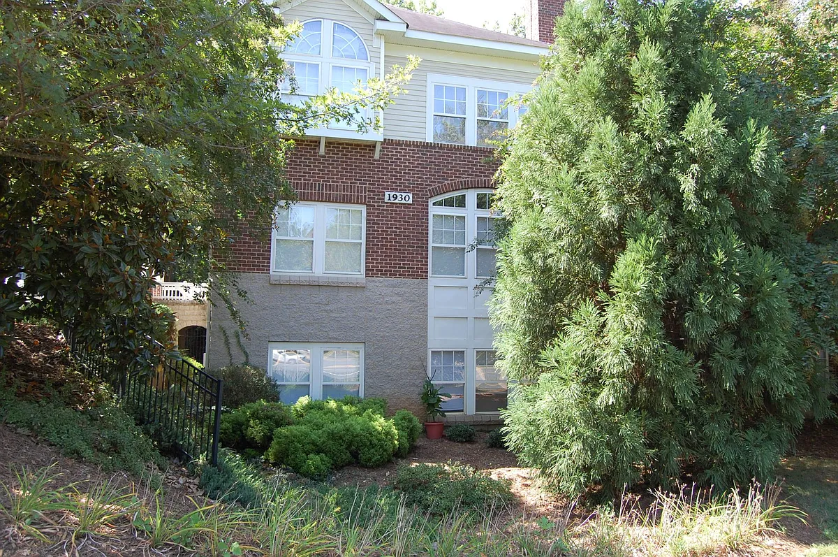 Building Photo - 1930 E Woodlawn Rd