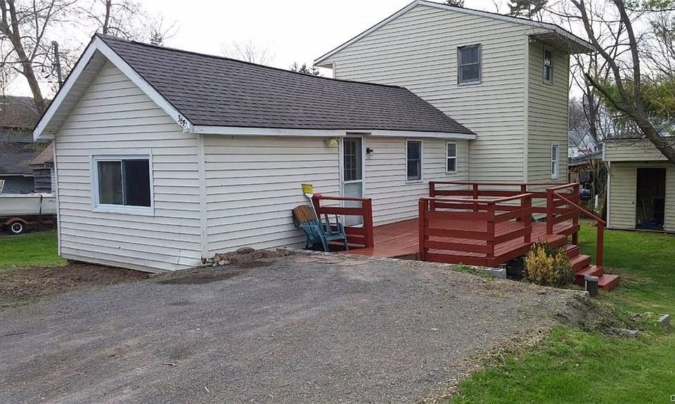 Lovely cottage just a couple minutes walk from Otisco Lake...  Year-round, too!