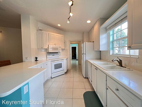 3rd image of 10852 SW Elsinore Dr