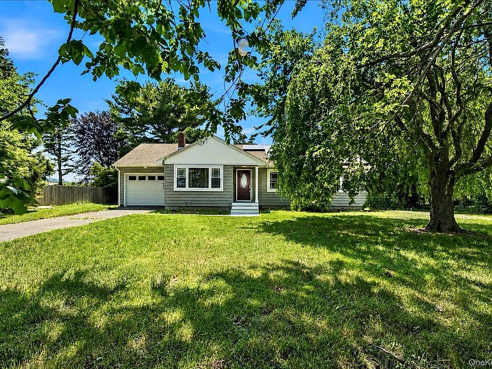 1st image of 725 Peconic Lane
