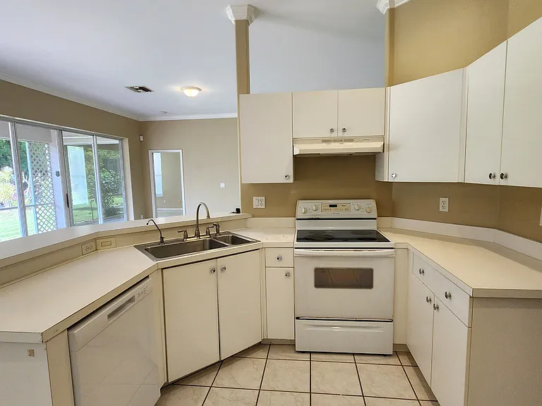 11082 Lakeland Cir — Photo 9