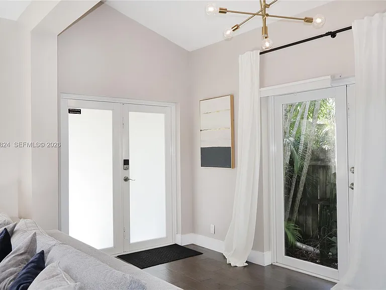 513 SW 18th Ct — Photo 8