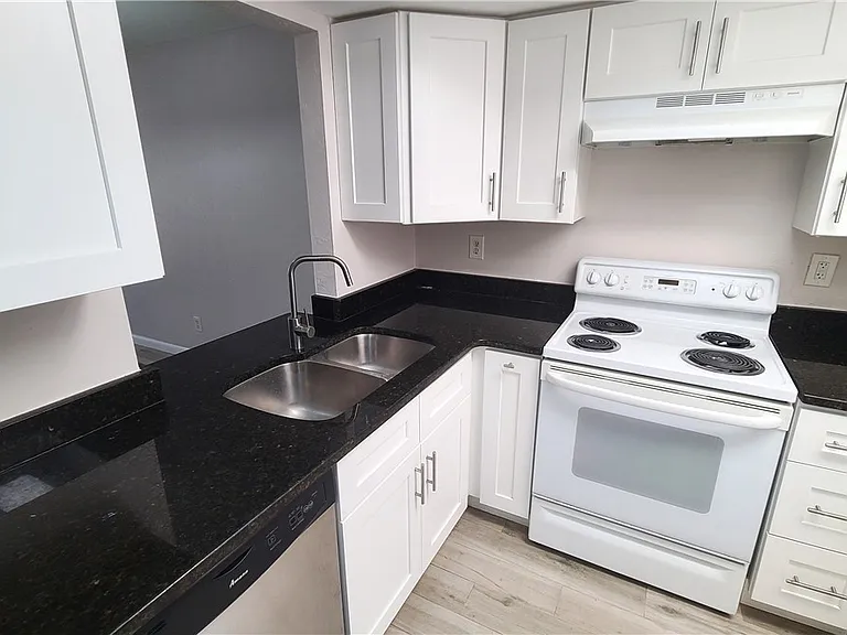 930 SW 47th Ter #5 — Photo 5