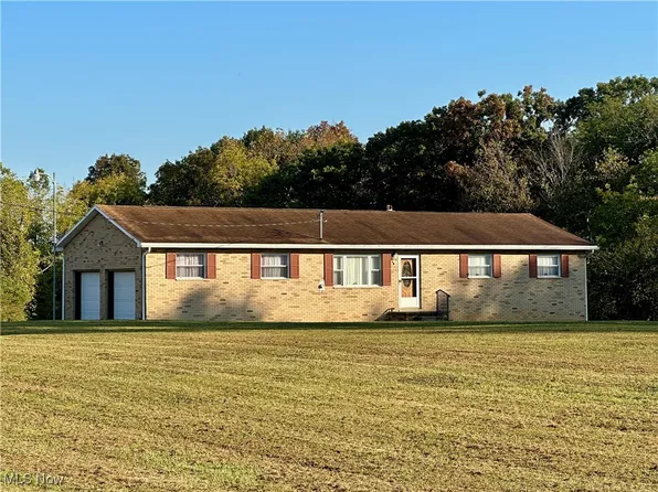 1421 Hocking Rd, Little Hocking, OH 45742