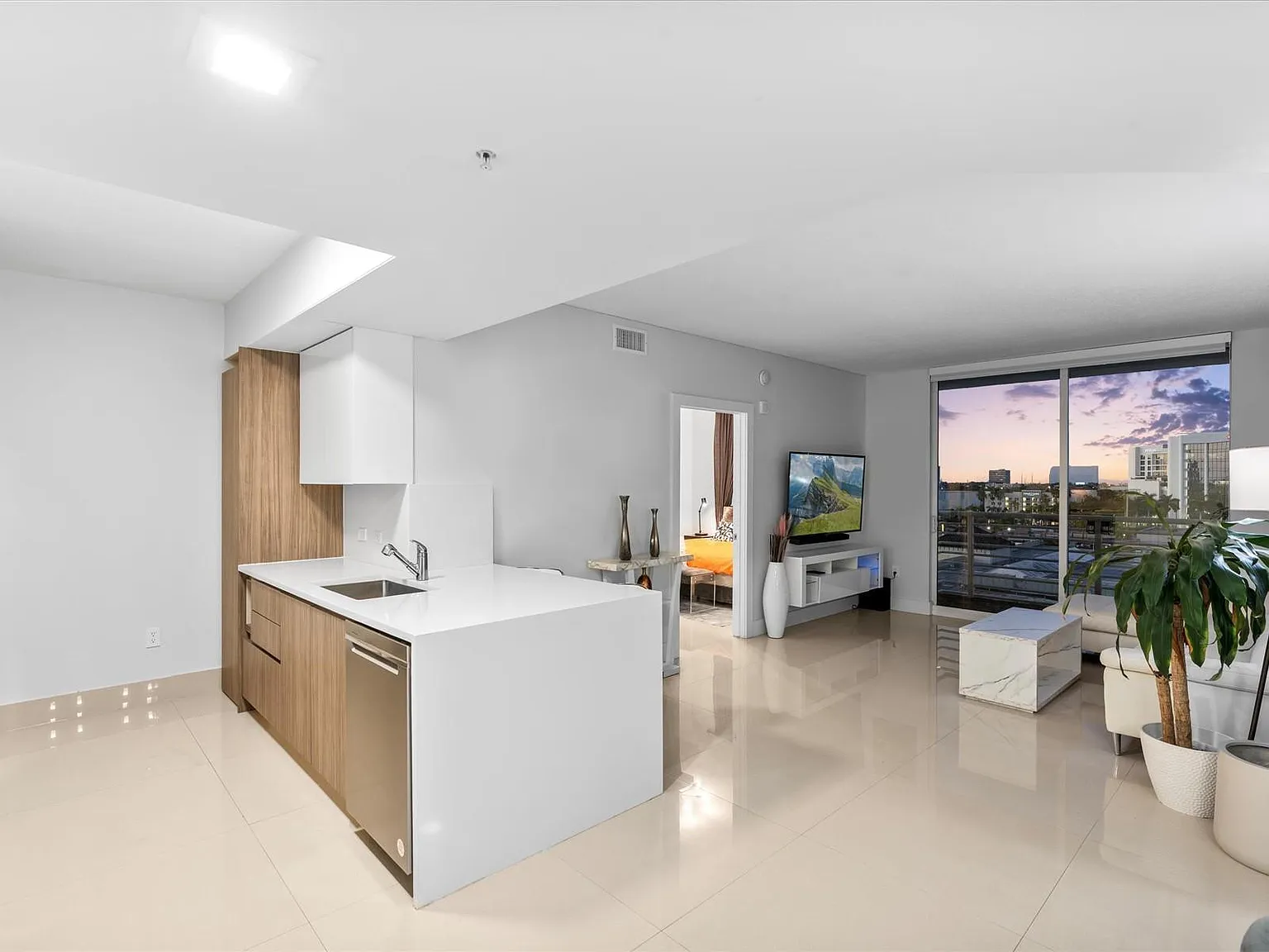 2 bed, 2.0 bath, 1061 sqft, $3,200 — Photo 2