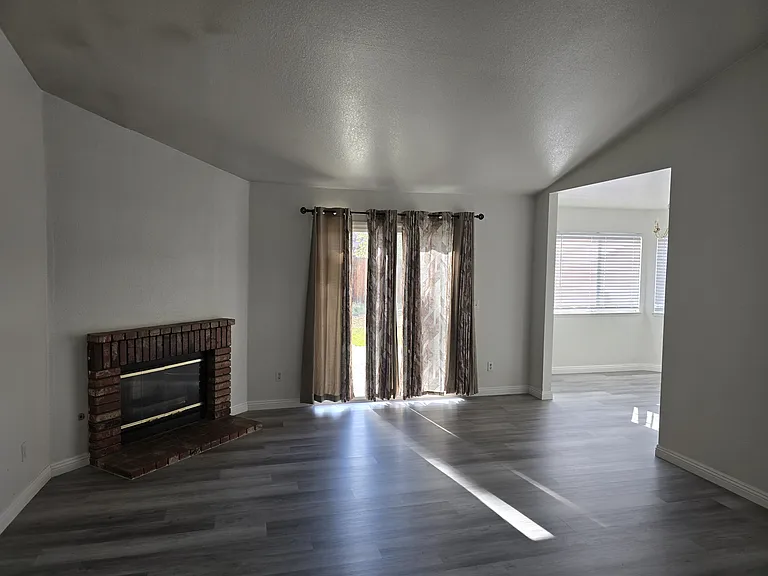Acacia St — Photo 2