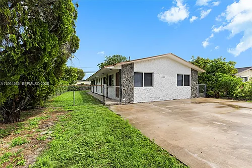 6121 SW 40th Ct Photo 1