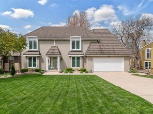 212 NE Landings Cir, Lees Summit, MO 64064
