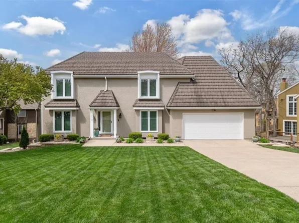 212 NE Landings Cir, Lees Summit, MO 64064