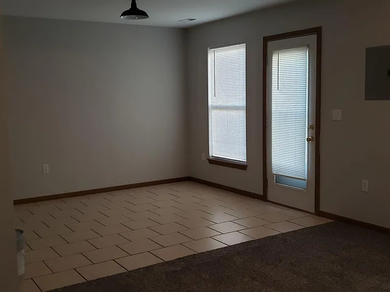 1114 Augusta Ln — Photo 2