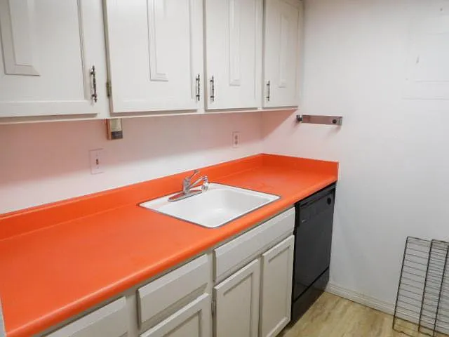 1250 Golden Cir — Photo 4