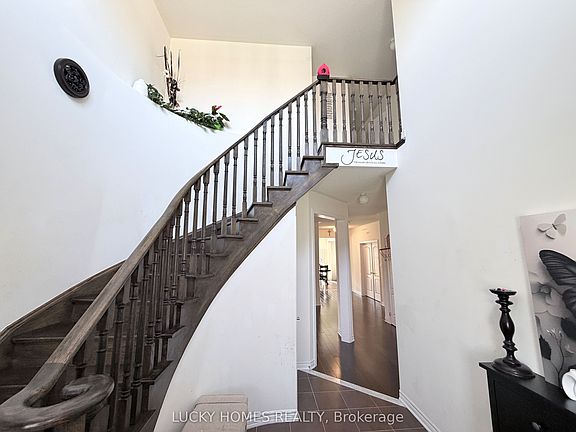 3rd image of 45 Jardine St