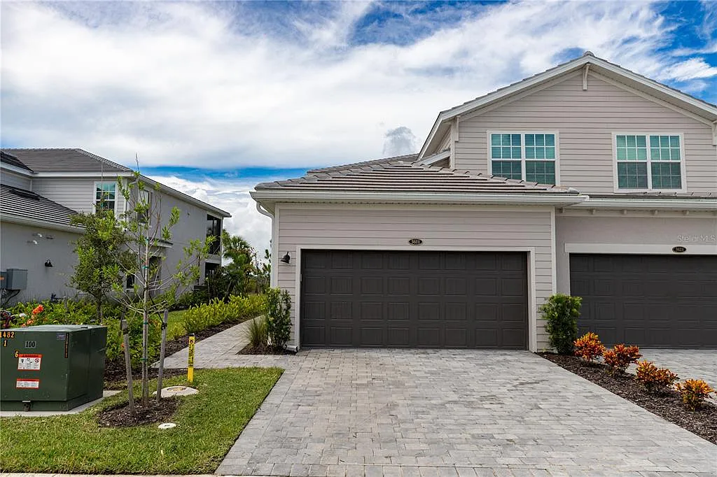 3 bed, 2.0 bath, 1749 sqft, $4,000 — Photo 2