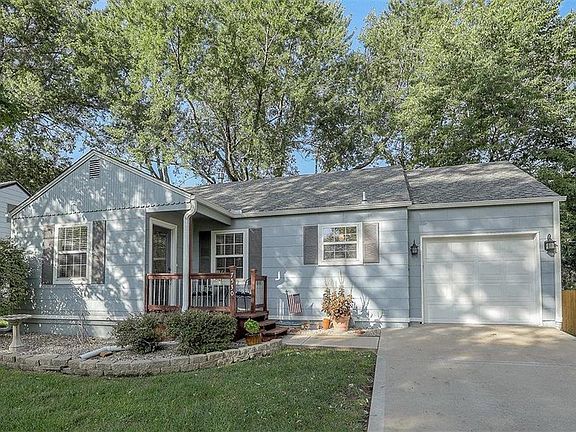 This charming property is close to EVERYTHING and within walking distance to Downtown OP and local shopping/dining amenities!