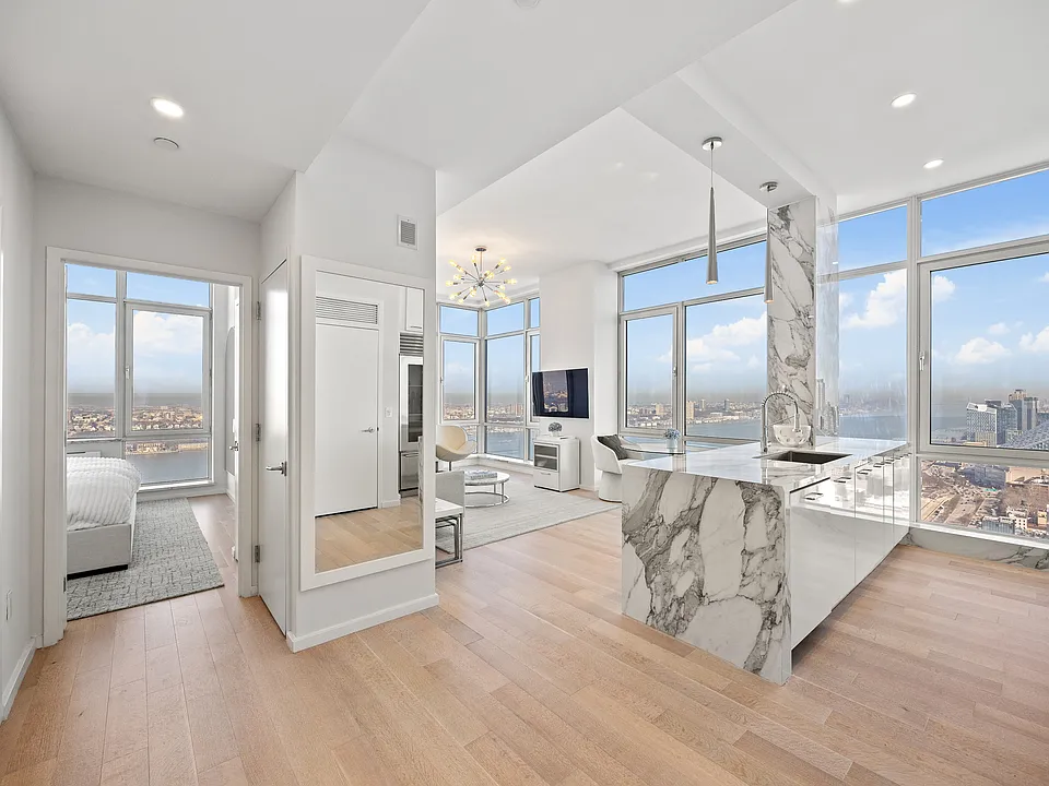 635 W 42nd St #44A