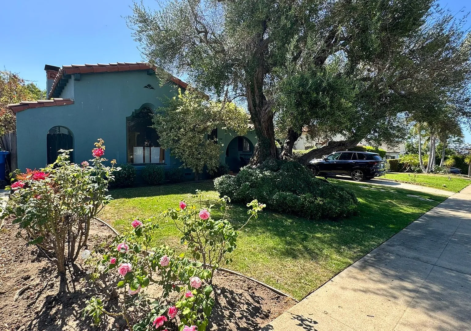 Beautiful Spanish Style Home with Lush Yard — Photo 1