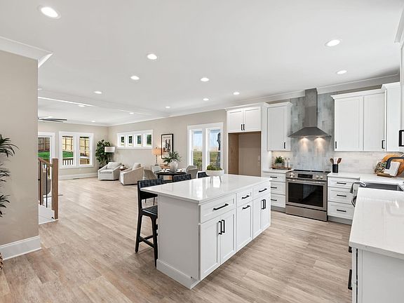 5th image of 102 Hilton St