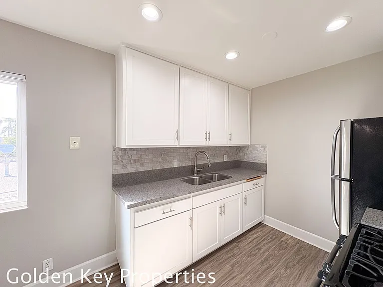 225 S Ditmar St #J — Photo 4